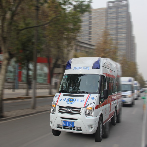跨省长途救护车出租 24小时待命随时出发